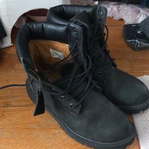 Black timberlands size 6m